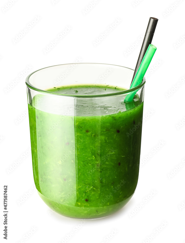 一杯美味的绿色果汁，白色背景上有吸管隔离