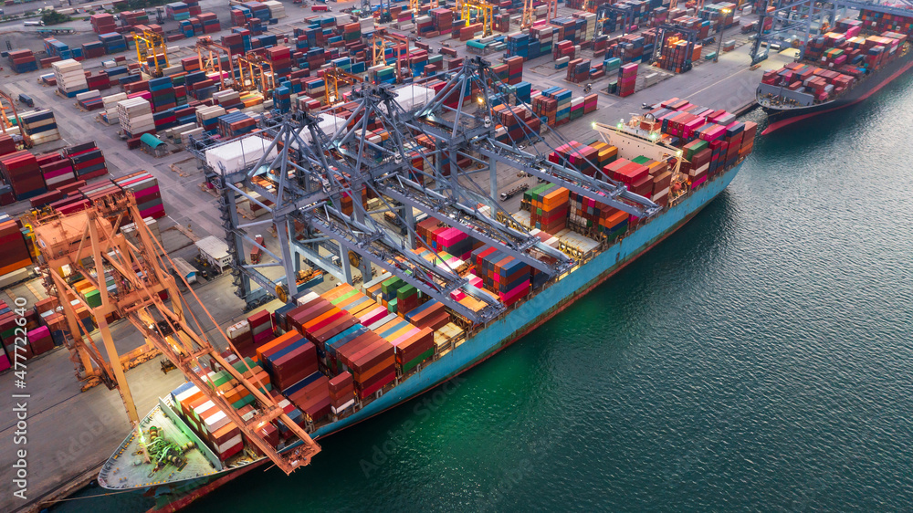 在海港工作的鸟瞰集装箱船，全球商业公司进出口物流和运输