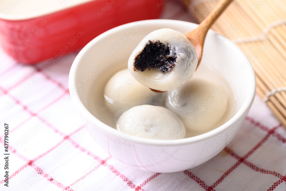 汤圆，一种用糯米粉做成的中国甜点，里面有姜汁黑芝麻