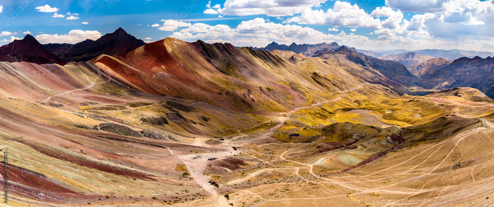秘鲁库斯科附近维尼康卡彩虹山的安第斯景观