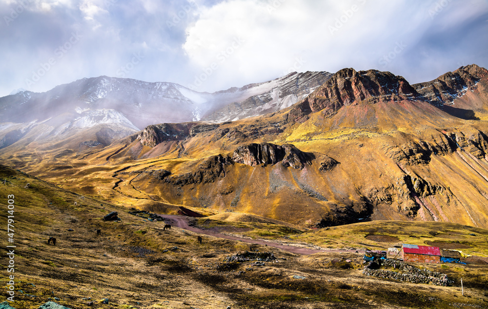 秘鲁库斯科附近维尼孔卡彩虹山的安第斯景观