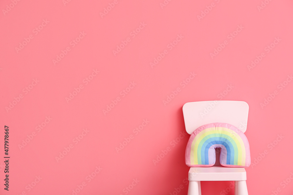 彩色背景带可爱玩具的儿童座椅