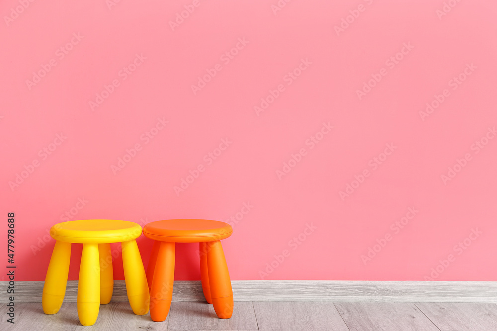 房间彩色墙附近的儿童凳