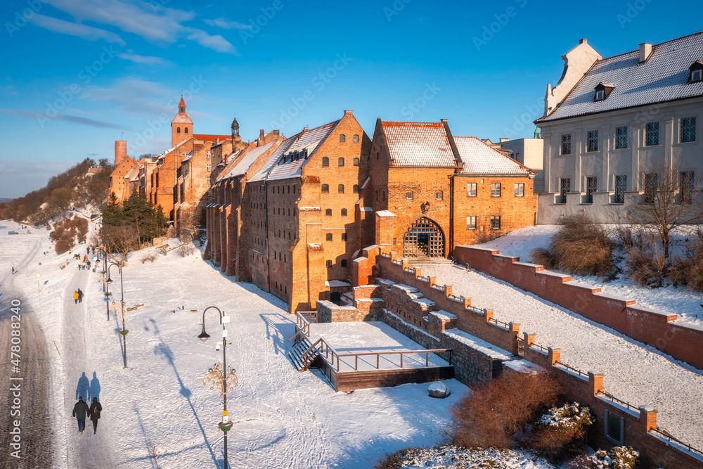 波兰，冬天下雪，维斯瓦河畔的格鲁季亚兹市