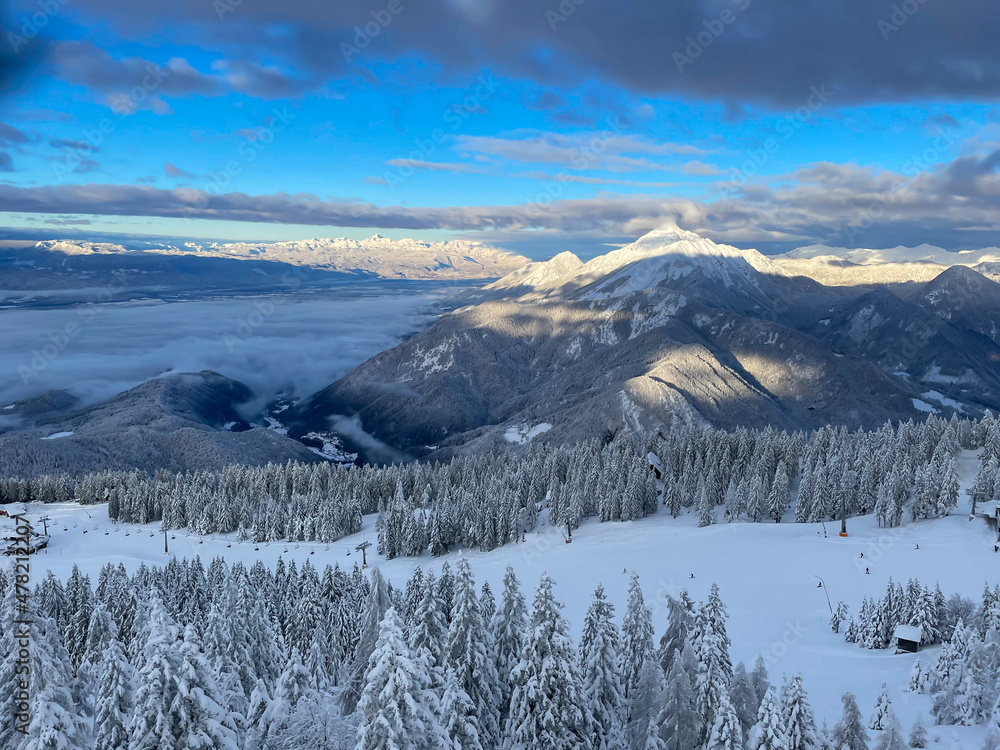 航空航天：沃格尔滑雪场斜坡和壮丽的高山自然的无人机拍摄。