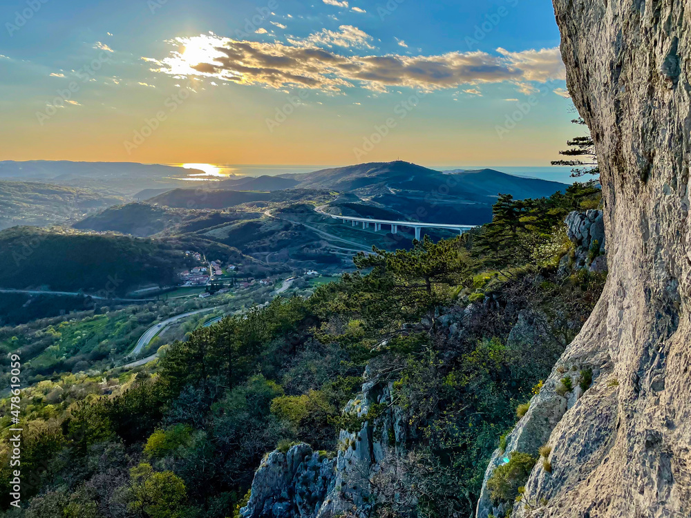 LENS FLARE：斯洛文尼亚的岩石墙俯瞰着海边的乡村山谷