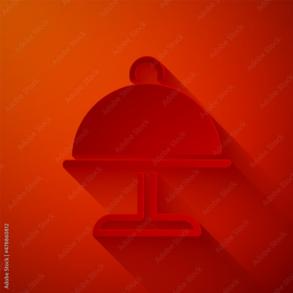 剪纸覆盖着一盘红色背景上的食物图标。托盘和盖子。餐厅土块