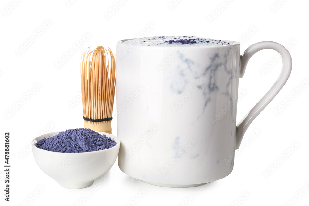 一杯蓝色抹茶拿铁，粉末和白底奶油