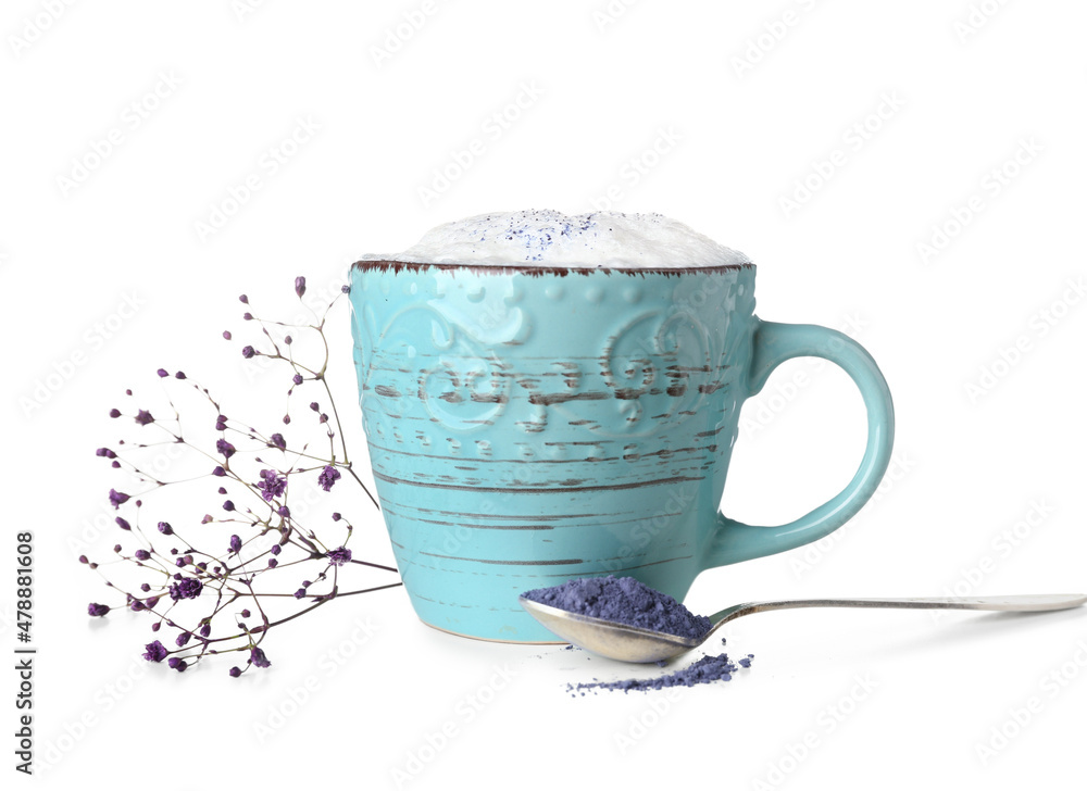 一杯蓝色抹茶拿铁和白底粉汤匙