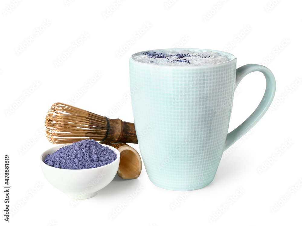 一杯蓝色抹茶拿铁，白底抹茶和粉末
