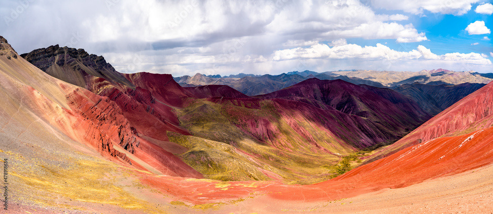 秘鲁库斯科附近维尼孔卡彩虹山的红谷