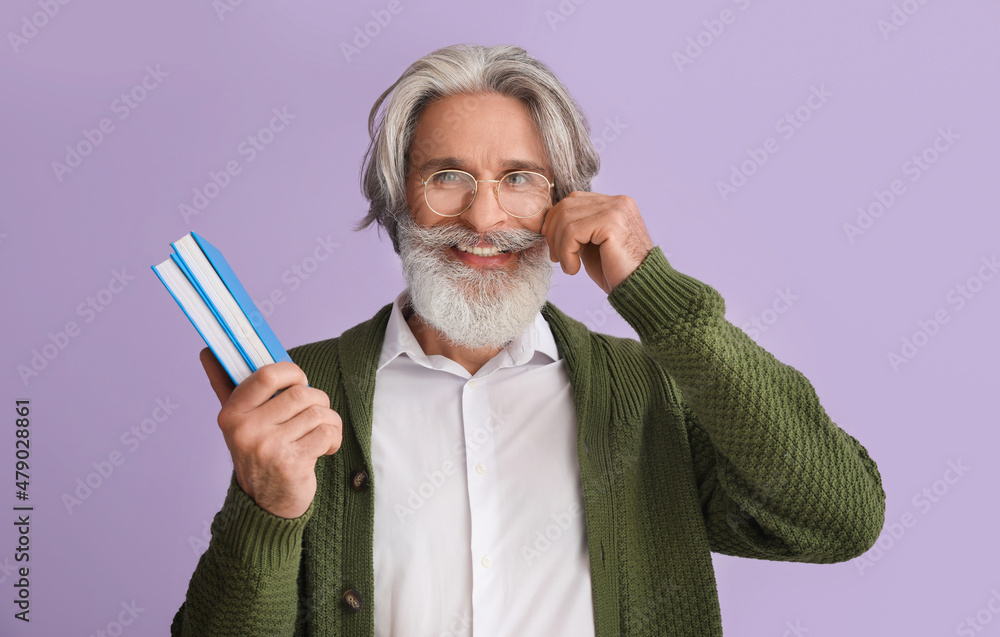 快乐的老年人，带着彩色背景的书