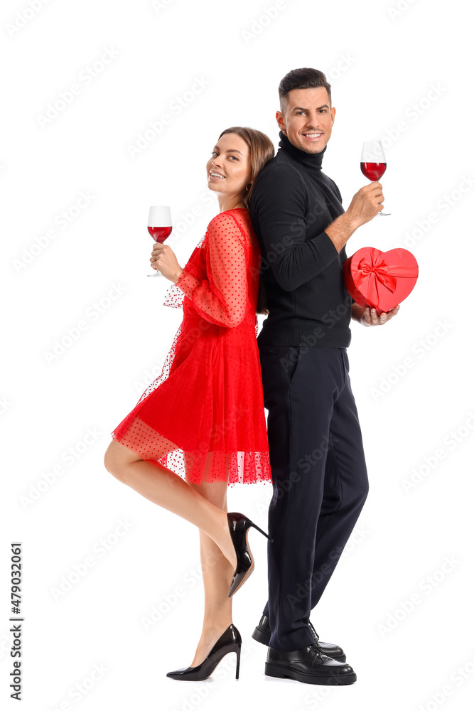 幸福的年轻情侣，白底礼物和葡萄酒。情人节庆祝活动