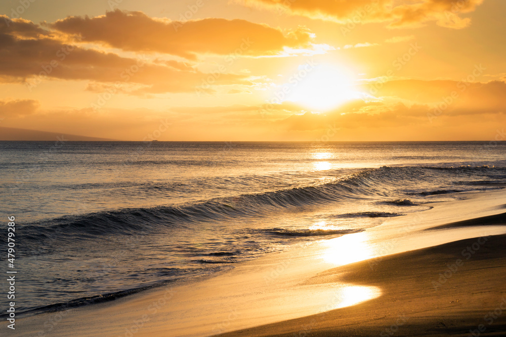 夏威夷毛伊岛日落时，温暖平静的海浪迎接这片美丽的海滩