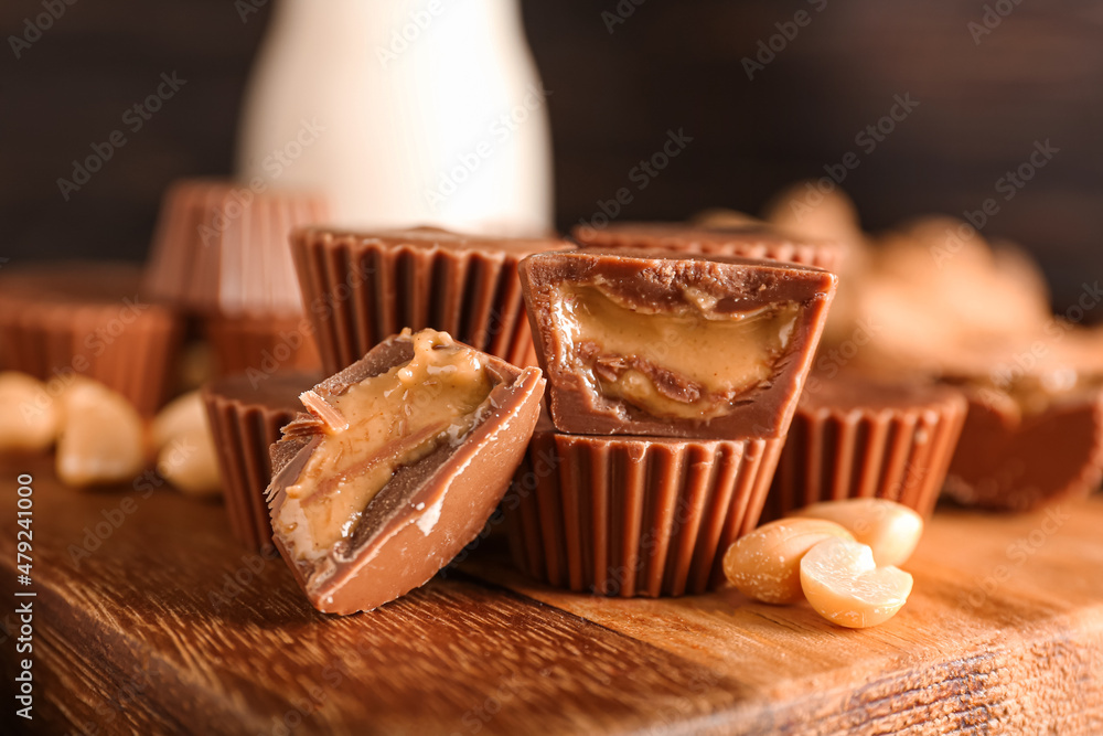 深色木质背景上有花生酱的美味巧克力糖果，特写