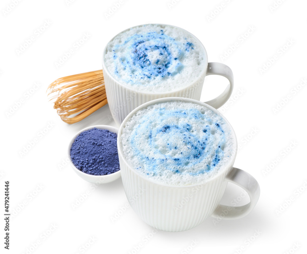 一杯杯蓝色抹茶拿铁，粉末和奶油，在白底上隔离