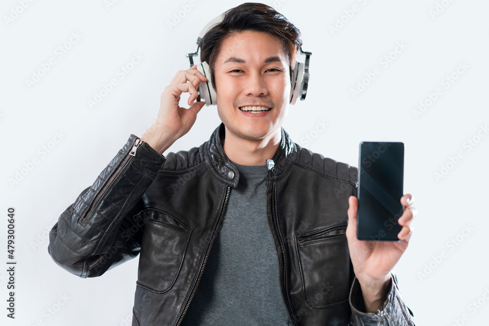 幸福亚洲休闲成熟男士戴耳机音乐播放手势手持秀智能手机bla