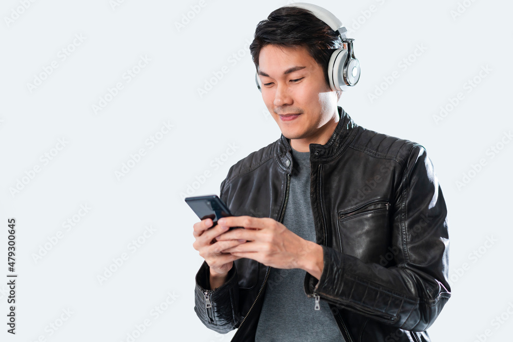 音乐移动应用智能手机技术概念，快乐亚洲休闲成熟男士戴头巾