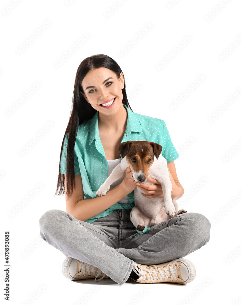 快乐的年轻女人，白色背景上有可爱的狗