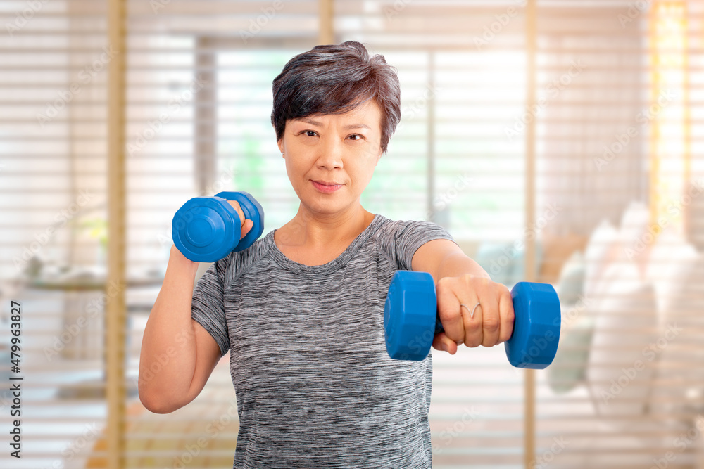 活跃的老年人亚洲有魅力的老年女性训练、锻炼、在家举重