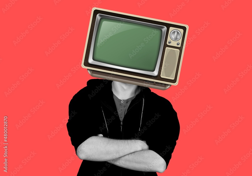 男性的当代艺术拼贴画，背景是电视。