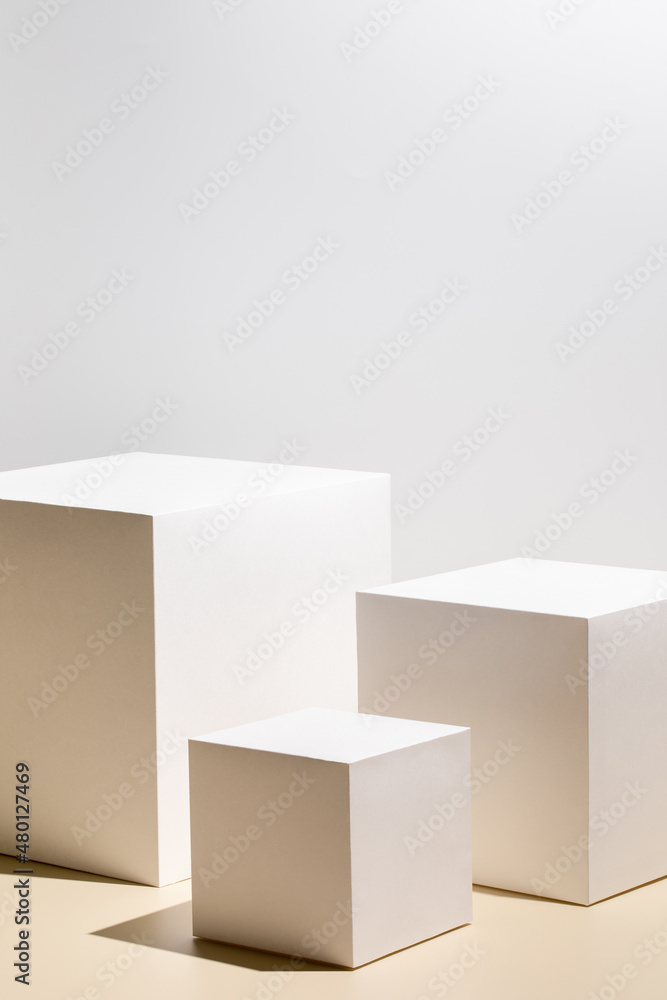 抽象的最小场景-空荡荡的舞台，米色背景上有三个白色矩形讲台。基座