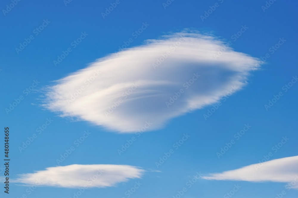 不明飞行物形状的云——蓝天上的扁豆形状的云