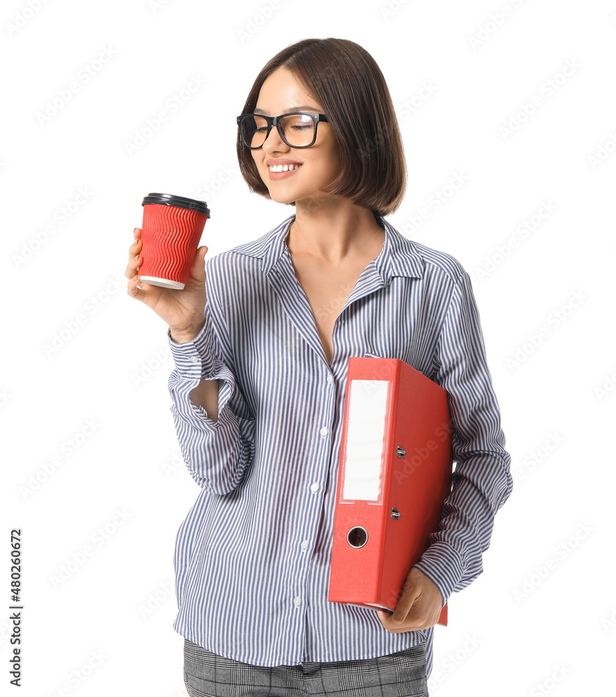 漂亮的年轻女人，白色背景上有文件夹和咖啡