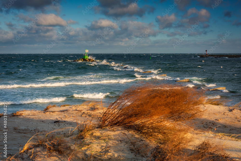 波兰格但斯克波罗的海沿岸冬季海滩的大风天