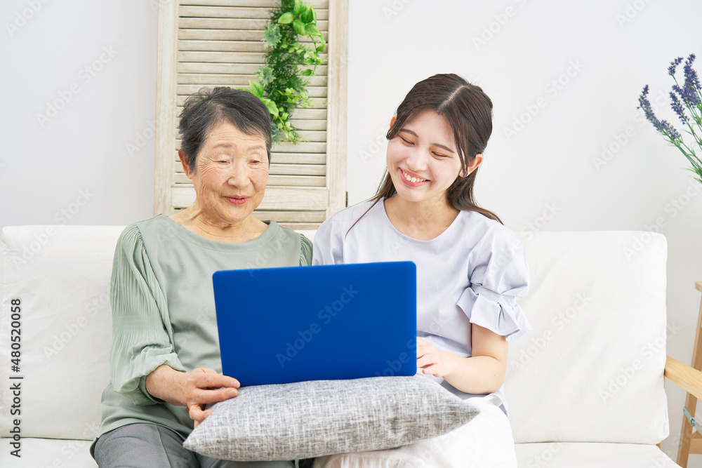 祖母と孫　パソコン　リビング