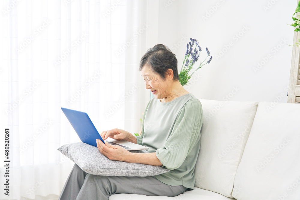 女性　高齢者　パソコン　リビング