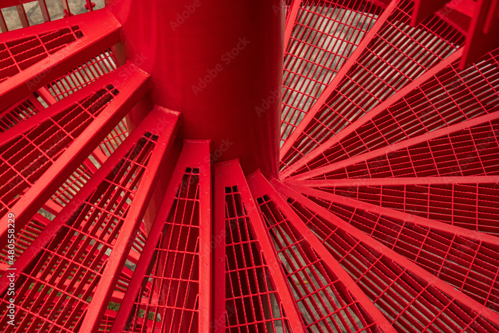 红色金属螺旋楼梯