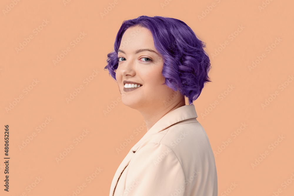 美丽的年轻女子，紫色头发，背景色。非常危险——2022年的颜色