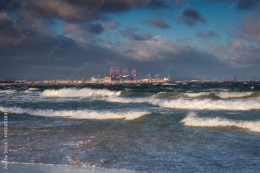 波兰格但斯克波罗的海海滩上的风日