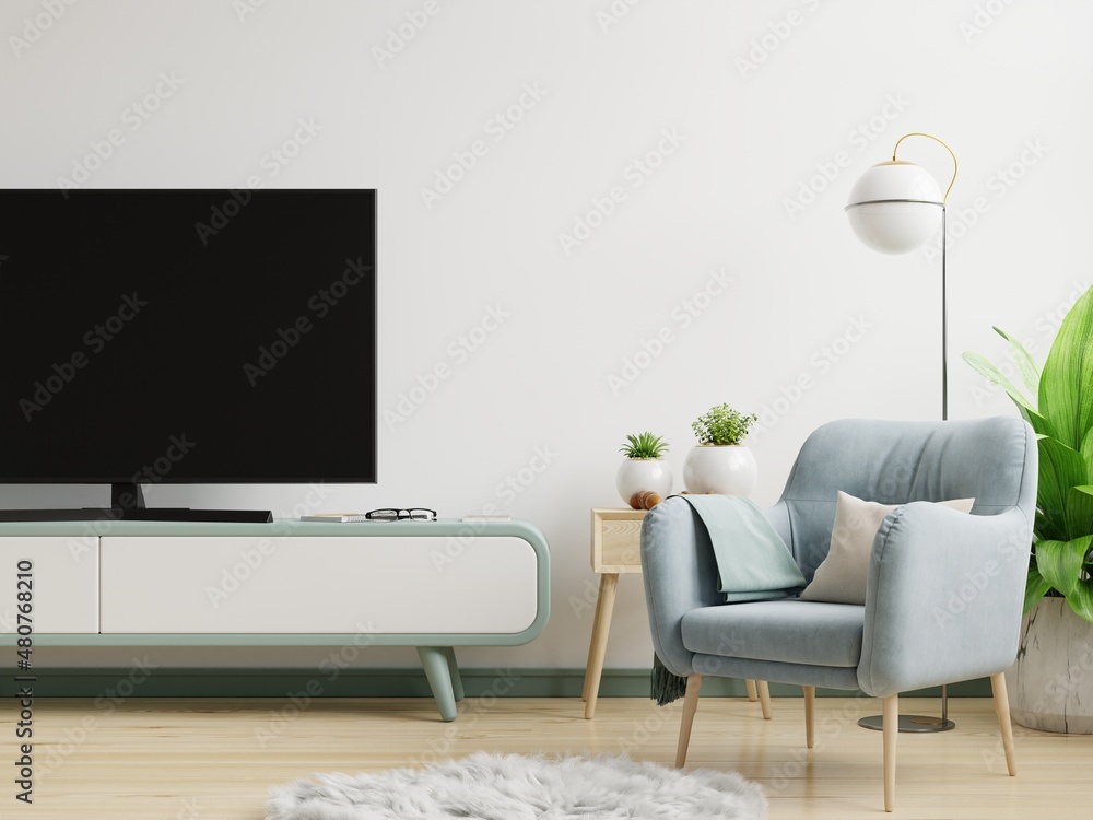 现代客厅橱柜上的电视，白色背景是蓝色扶手椅。