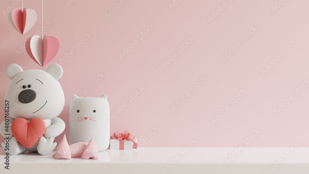 情人节在儿童房里，粉色墙上有一只小熊。