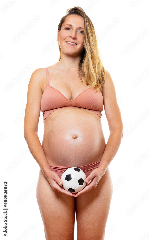 这是一个男孩的插图，孕妇拿着球