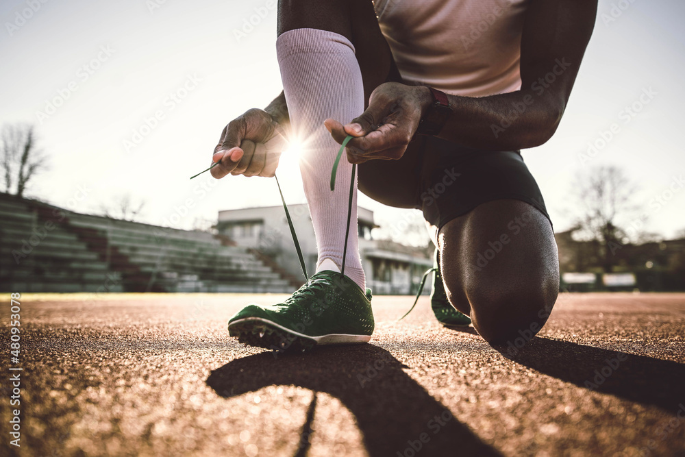 男子试慢跑鞋特写-男运动员在体育场跑道上跑步-运动生活