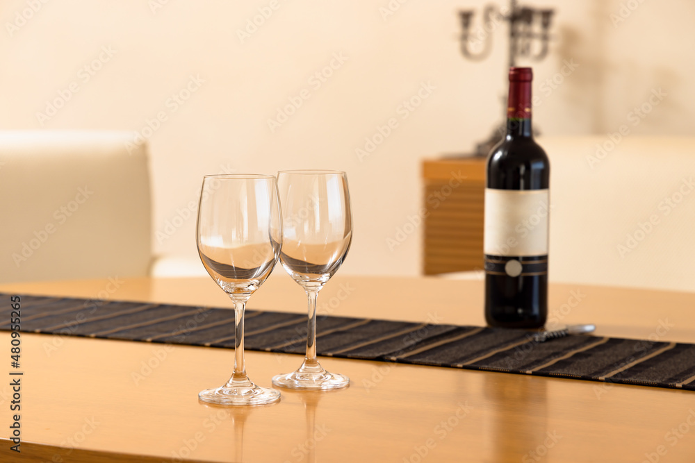 優雅な休日に飲む美味しそうな赤ワインとグラス