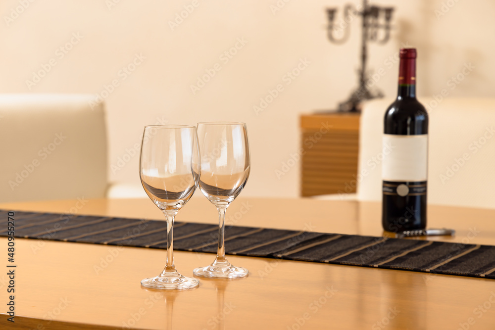 優雅な休日に飲む美味しそうな赤ワインとグラス