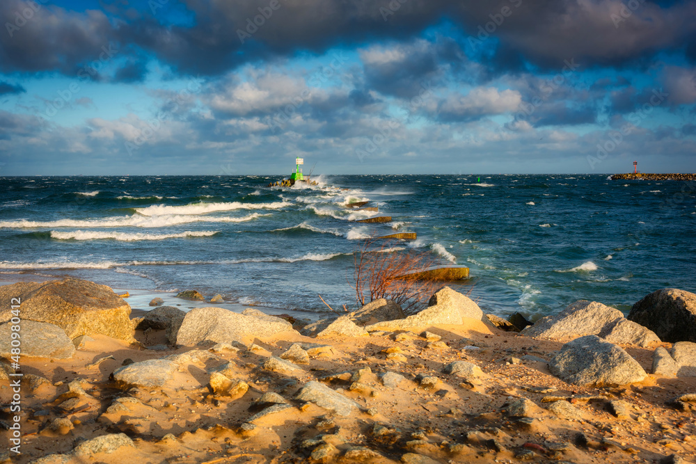 波兰格但斯克波罗的海沿岸冬季海滩的大风天