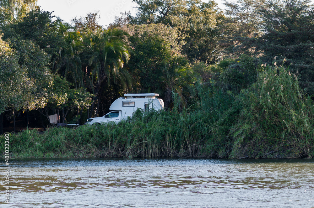 奥卡万戈河岸上的房车/露营车停在纳米比亚奥卡万戈河岸上。