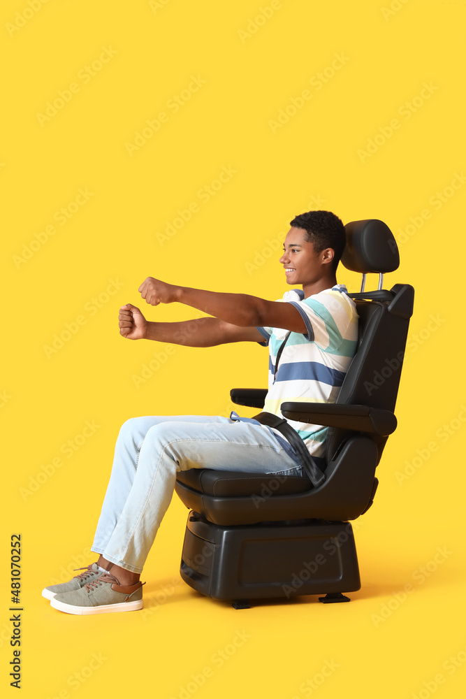 非裔美国人坐在汽车座椅上，背景是想象中的方向盘