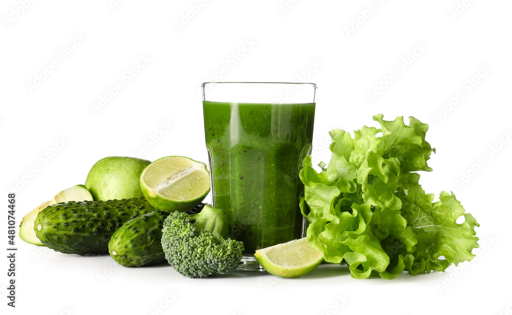 一杯健康的绿色果汁和白底新鲜食材