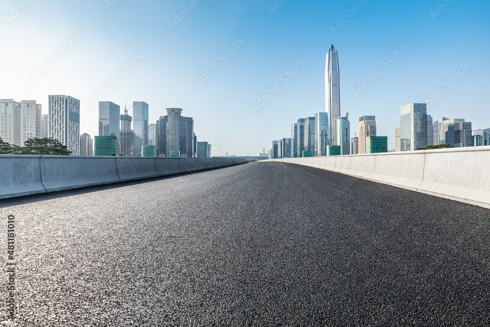 中国深圳的沥青道路和城市天际线，以及现代化的商业办公楼。