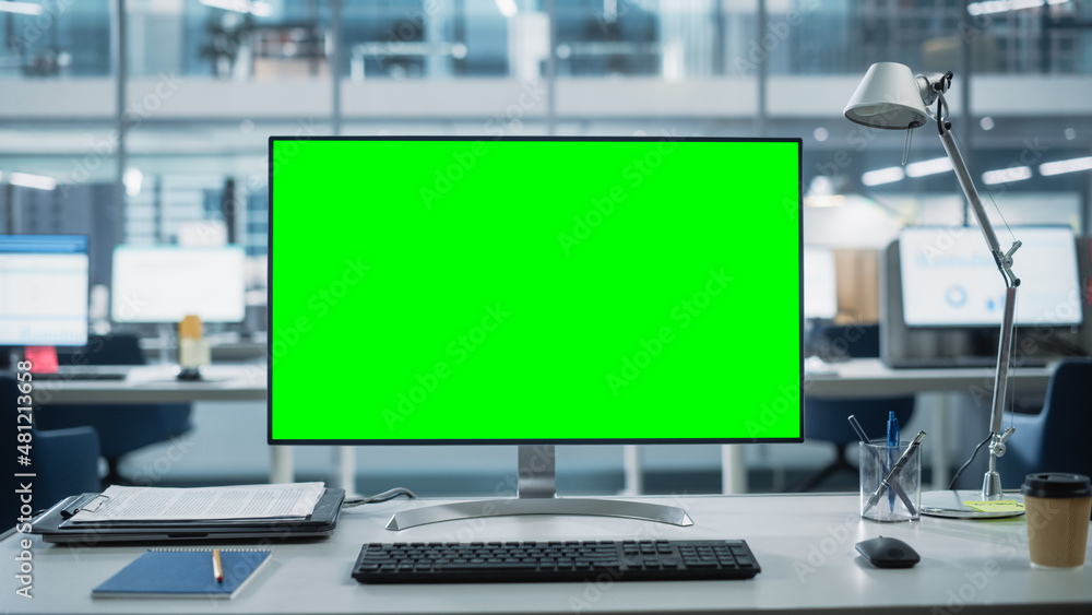 Mo办公桌上有实体绿屏Chroma键显示器的台式电脑显示器