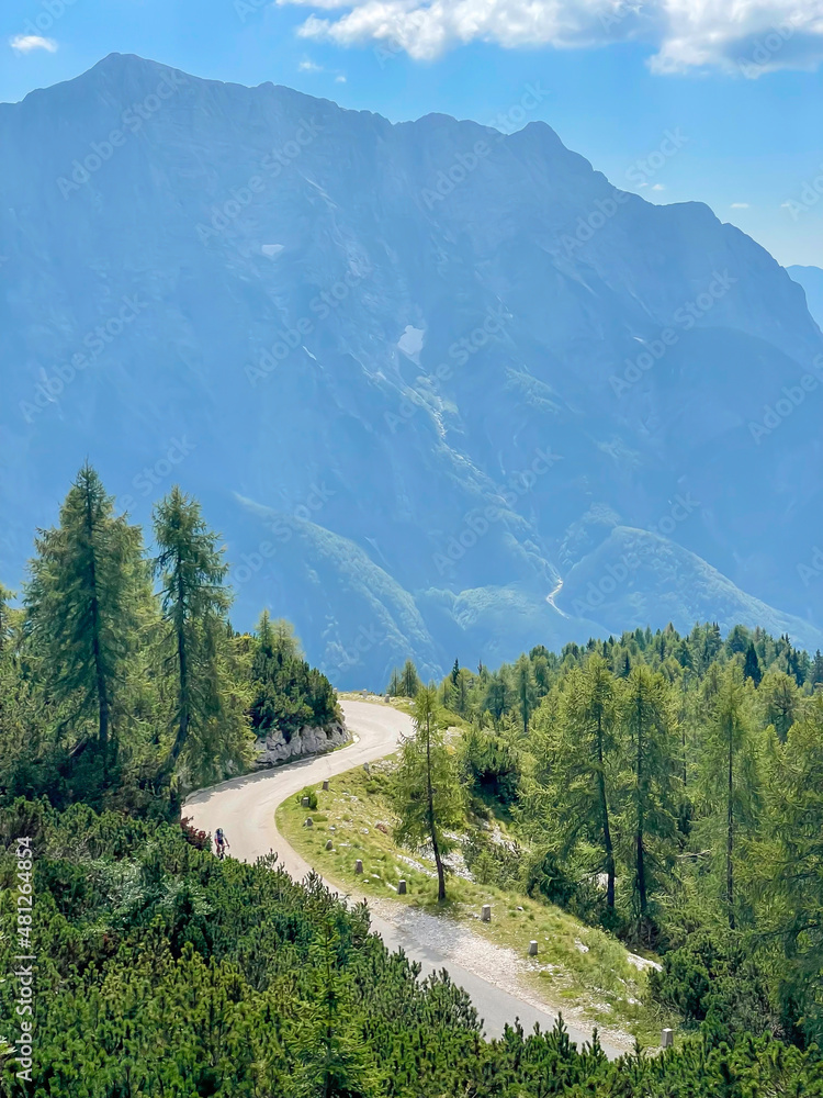 垂直：空旷的柏油路沿着一座俯瞰朱利安阿尔卑斯山的山蜿蜒而行。
