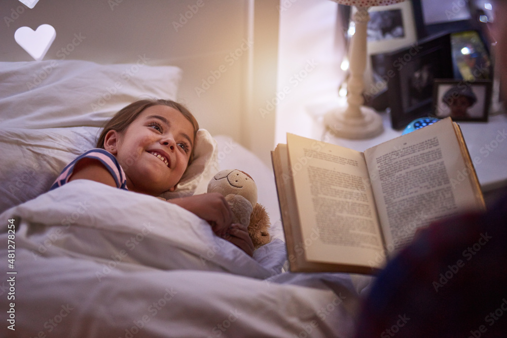 从那以后他们过得幸福吗？一个父亲给女儿读睡前故事的镜头。