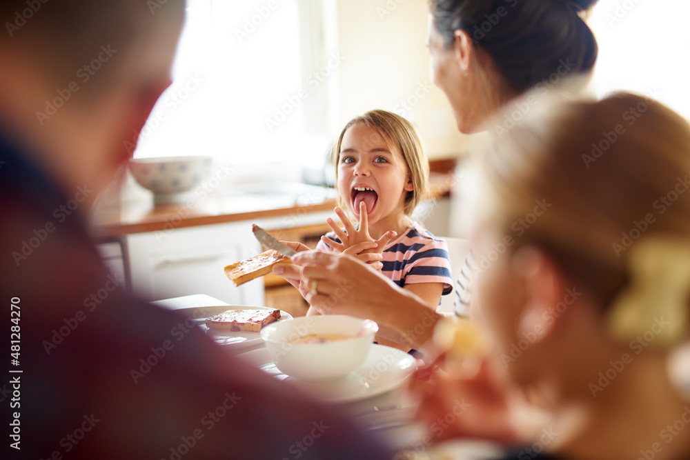 在早餐桌上玩得很开心。一家人一起吃早餐的镜头。