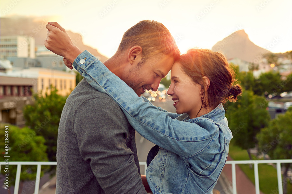 日落情绪。一对幸福的年轻夫妇在城市里享受浪漫时刻的照片。